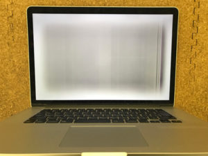 Macbook Pro 画面の故障、真っ白表示、スジがある修理