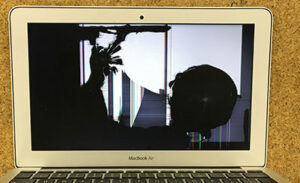 MacBook Air 11 A1465の液晶割れ、画面故障、背面パネルの圧迫