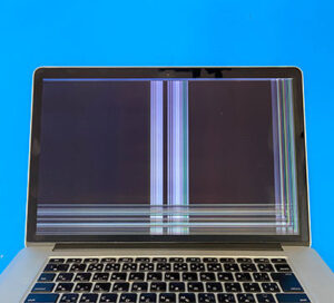 ぶつけた事で液晶に線が入ったMacBook Pro 2015の修理